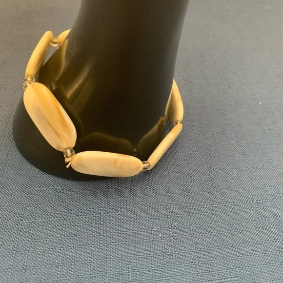 2/$13 Shell bracelet - Picture 5 of 6